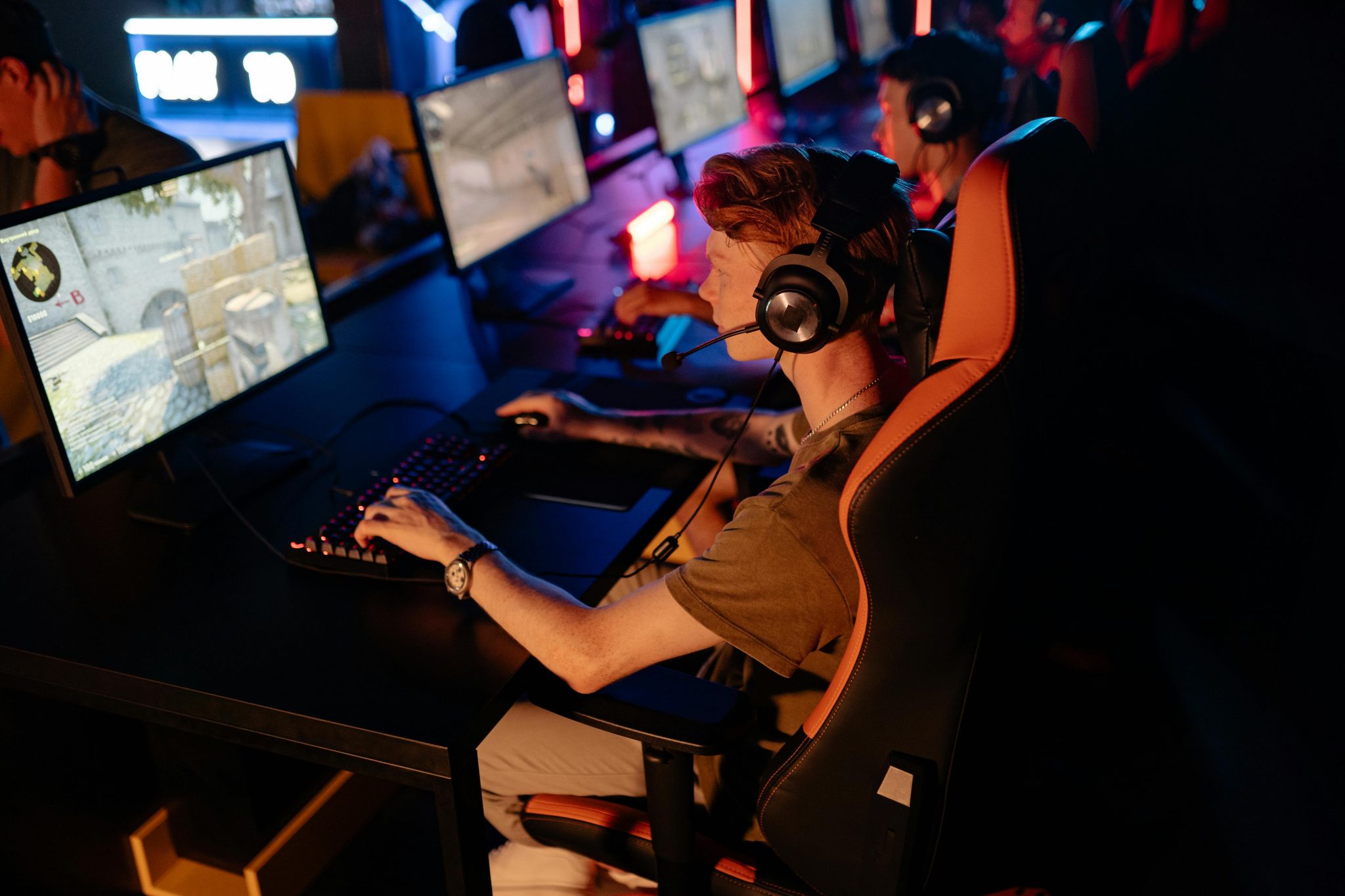 des personnes jouant à l'ordinateur lors d'une compétition Esport